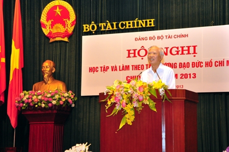 Dồng chí Vũ Khoan, nguyên Phó Thủ tướng Chính phủ  nêu một số vấn đề cơ bản về tình hình kinh tế - xã hội của thế giới và Việt Nam hiện nay